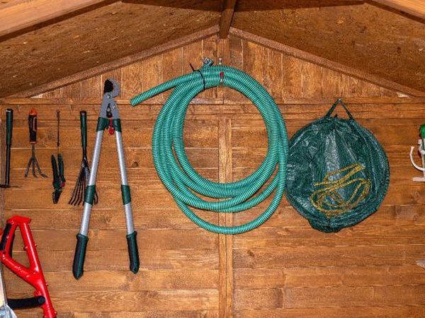 Як зберігати шланги, інструменти та садові меблі